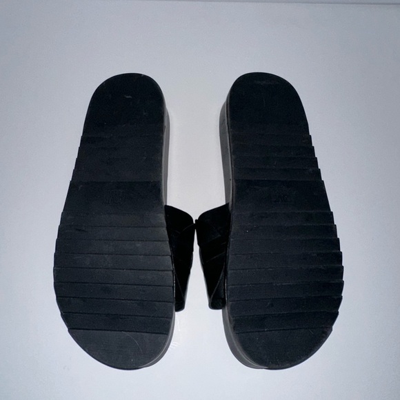 Frye Lily Woven Ring Pool Slide Sandals in Black 9 - Picture 3 of 6